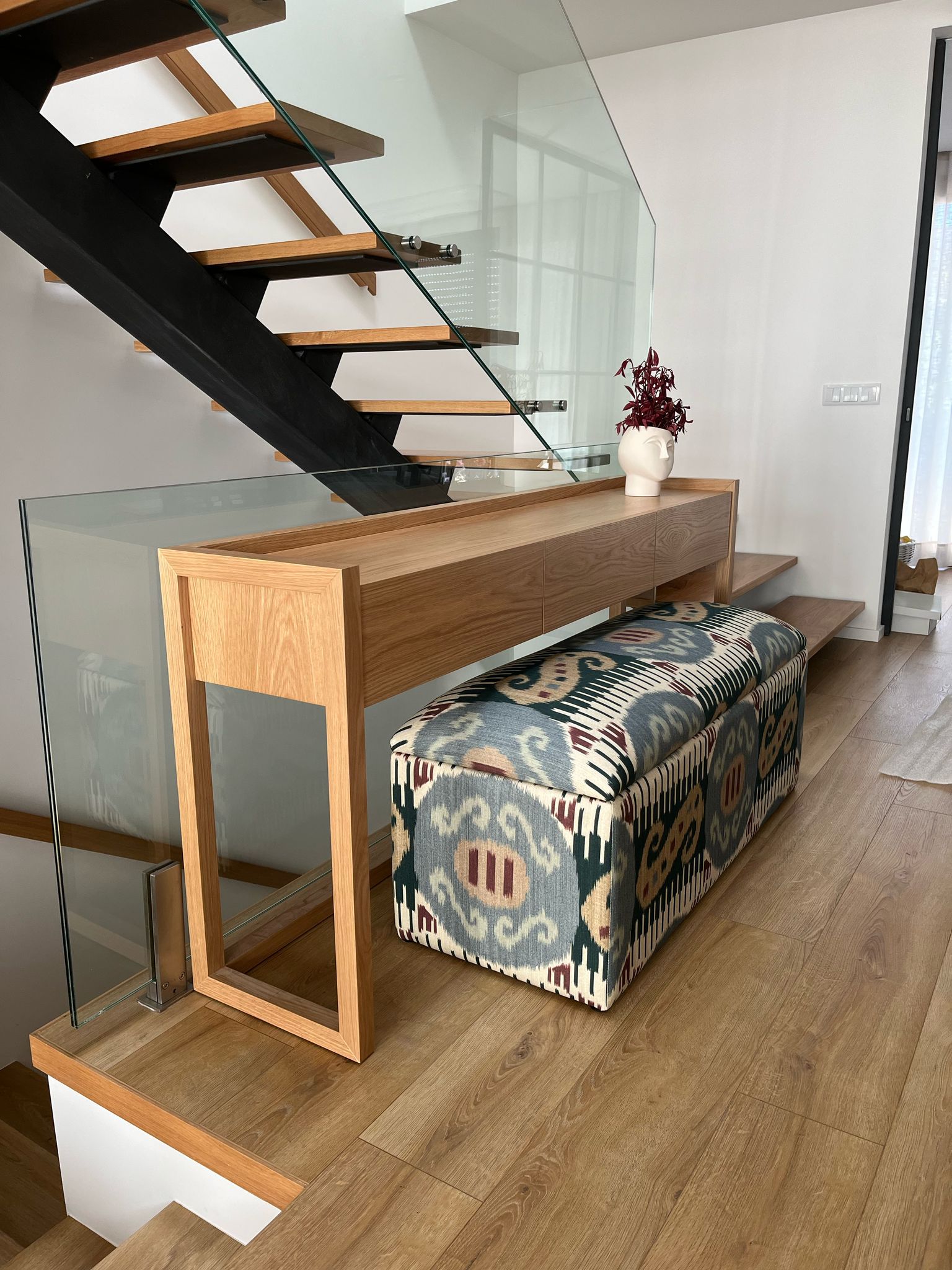 Escalier contemporain en chêne et acier — Maison Lignum