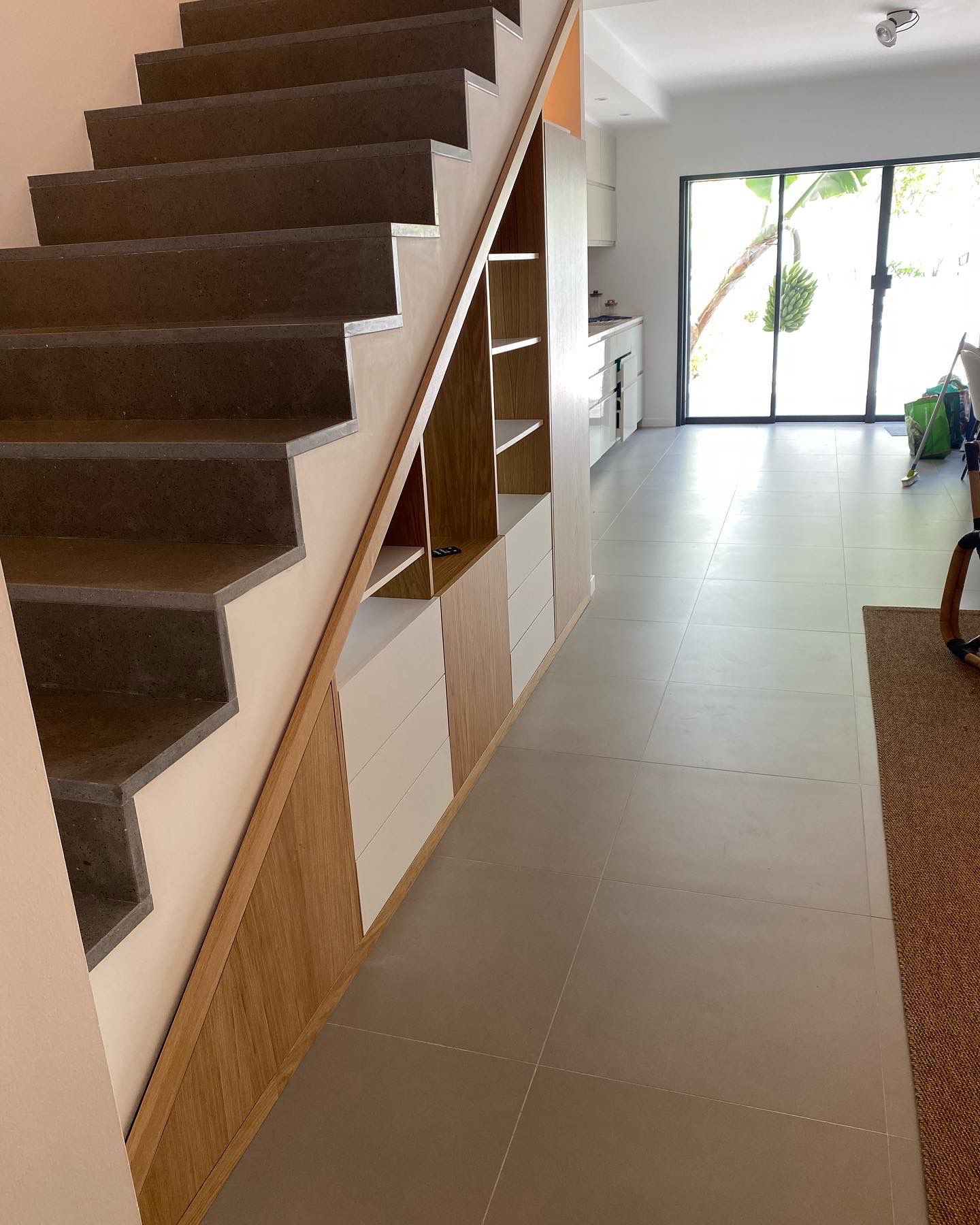 Rangements sur mesure sous escalier — Maison Lignum